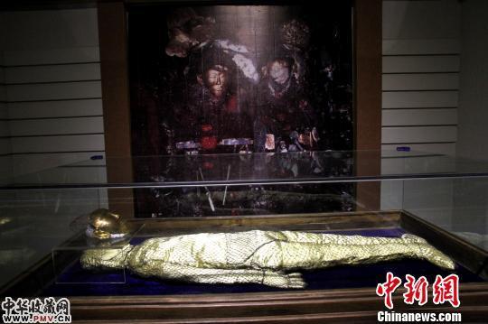 图为内蒙古文物考古研究所藏辽·银丝网络，内蒙古通辽市奈曼旗青龙山辽陈国公主墓出土的陈国公主驸马所戴，驸马都尉萧绍矩，辽仁德皇后之兄，为泰宁军节度使、检校太师，死时年仅三十五岁?！?#23828;佳明　摄