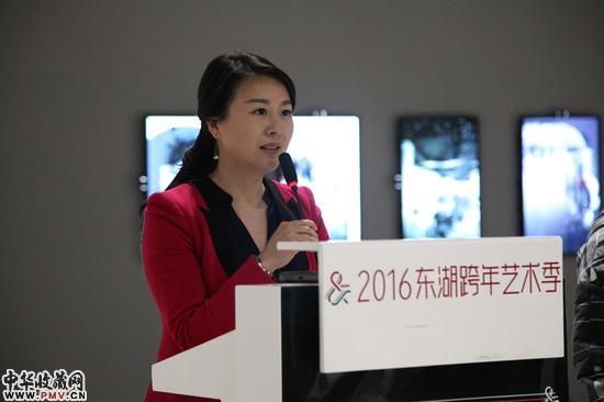 7成都国际文化艺术中心董事长温雪倩为“新映像——2016光影艺术展映”致辞