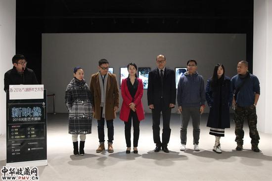 嘉宾一同为“新映像——2016光影艺术展映”开幕，从左二起依次为：策展人江伊岚、艺术云图创始人徐宁、成都国际文化艺术中心董事长温雪倩、泰和泰律师事务所陈守泰律师、艺术家苗晶、设计师于惋宁、艺术家何岸