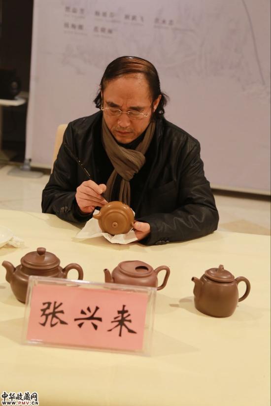 12江苏省美术馆副馆长张兴来文人壶创作中