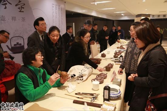 艺术家们热烈探讨中