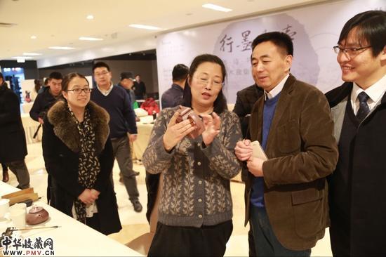 江苏省国画院副院长喻慧向同曦集团董事长陈广川展示刚完成的得意作品pg