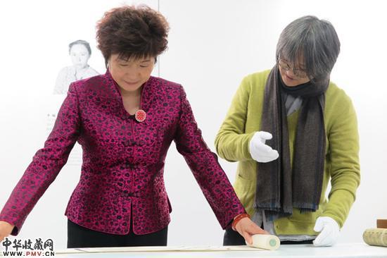 中國駐紐約總領事章啟月女士（左）參觀由吳洪亮（右）策劃的“观——中国水墨艺术展”