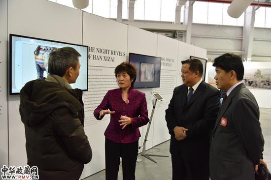 中国驻纽约总领事章启月女士(左二)参观展览