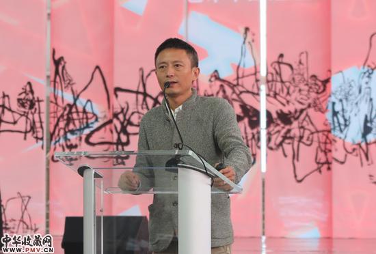 中央美术学院的费俊副教授在贾维茨国际会展中心于媒体艺术教育研讨会上发言