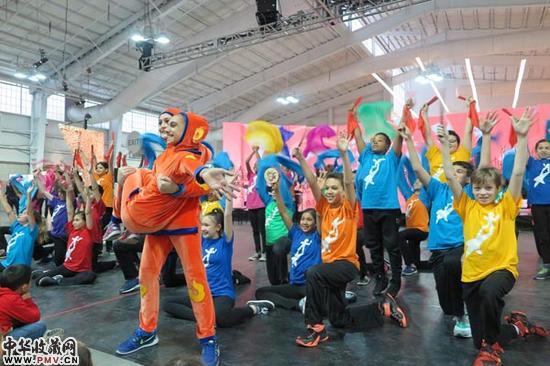 纽约公立学校为中国新年放假 学生跳“猴子舞”庆祝春节到来