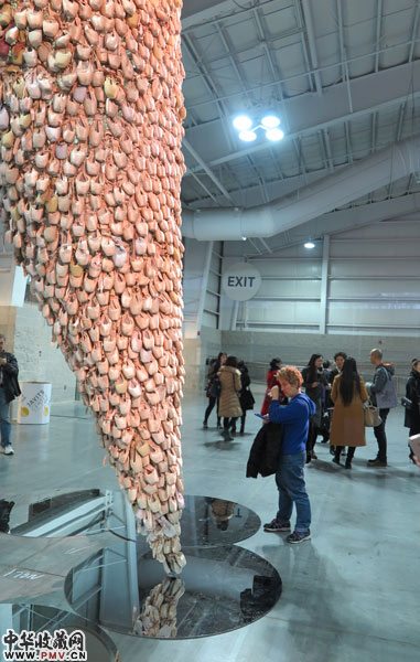 中央美术学院雕塑系教授姜杰作品《向前进，向前进》