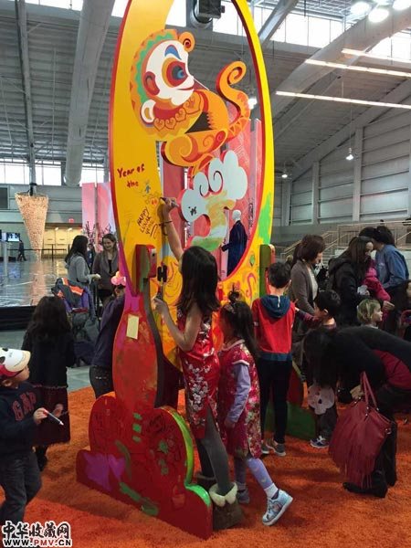 小朋友们在段海康的作品《金猴闹春》前进行二次创作