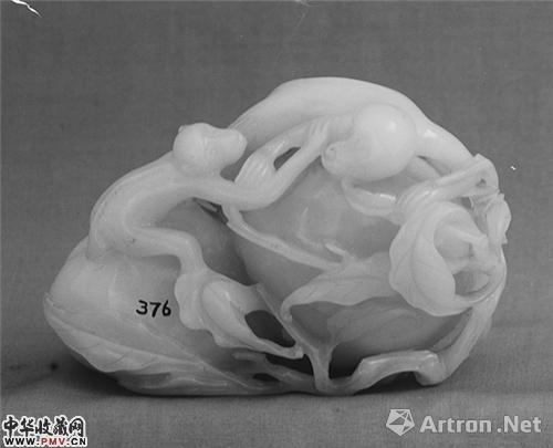 纽约的大都会艺术博物馆展出：清中期玉雕双猴戏桃，18世纪，8.7cm×10.2 cm×5.5 cm