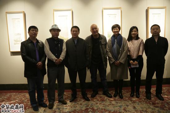 “老树”（中）与嘉宾合影