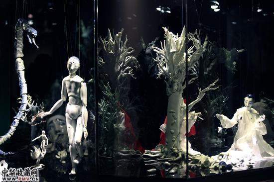 _Mr.Sea_ porcelain installation 01 耿雪 《海公子》瓷雕塑装置 材料：瓷 玻璃尺寸可变 2014