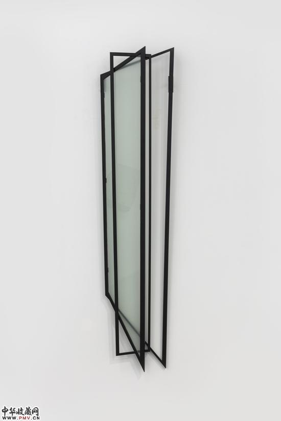 蔡磊作品 15度角  A 15 degree Angle 283x56cm   铁、玻璃 2015