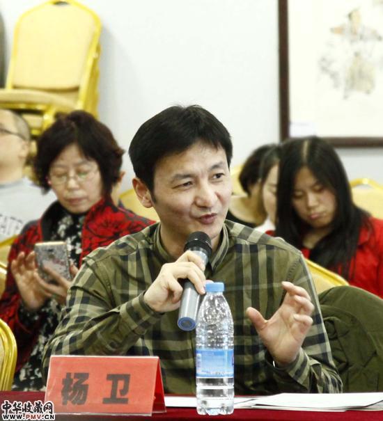 著名策展人，批评家杨卫