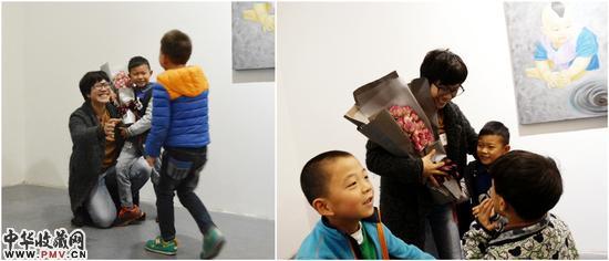 孩子们为艺术家鲜花，熊抱高屹老师