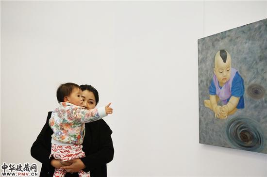 一起观展的宝宝和妈妈