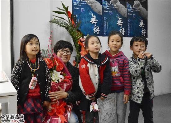 小伙伴们到场祝贺