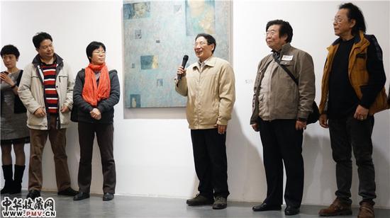 原省文化厅副厅长、相蓝心收讯原省文联副主席、顶艺原省戏剧家协会主席 严福昌先生宣布展览开幕