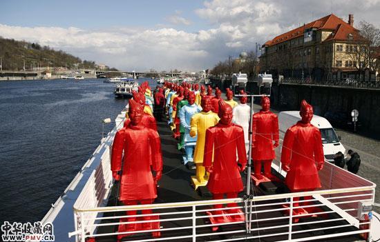 3月29日晚，北京市政府和捷克捷中友协共同在捷克首都布拉格举办“漂亮的兵马俑”——北京彩灯艺术展。记者任彦摄