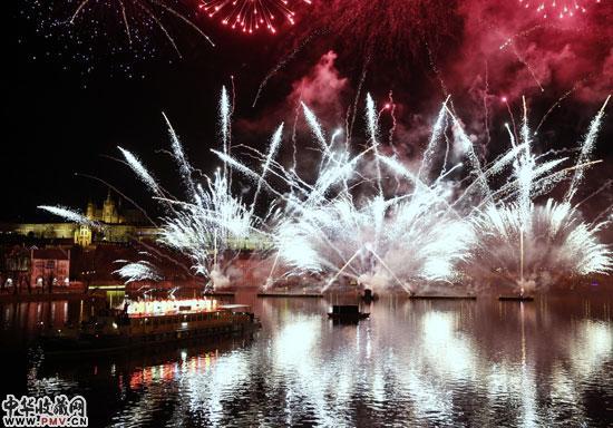 璀璨的烟花绽放在布拉格上空。记者任彦摄