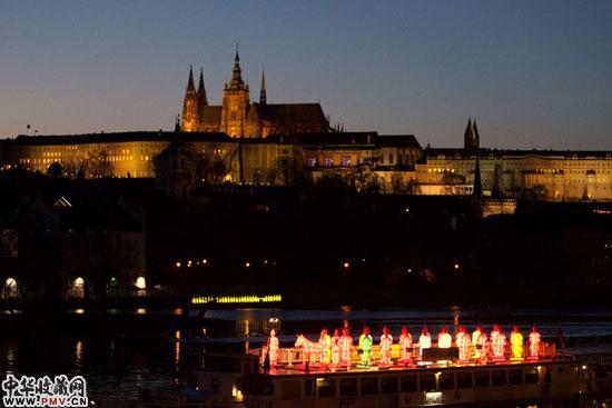 游弋在布拉格伏尔塔瓦河上的兵马俑彩灯游船。记者任彦摄