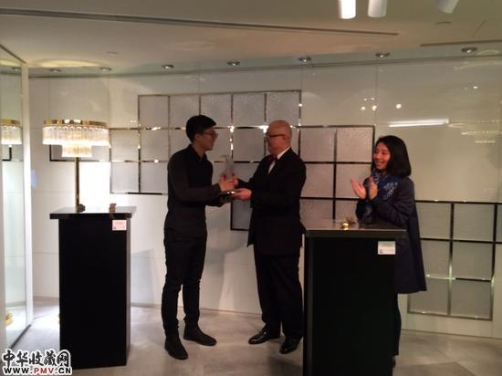 13-莱俪亚洲有限公司常务董事李少杰为2015年度“莱俪青年艺术奖”获奖艺术奖王启凡颁奖