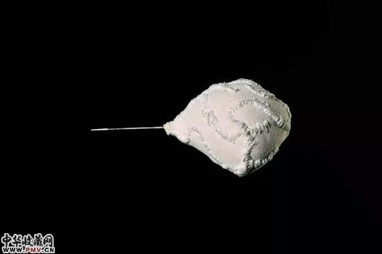 许静宇，无题，2009，织物和针，16×8×8cm