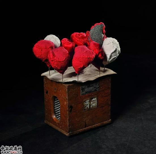 许静宇，抽纸盒，2011，织物和现成品，30×28×20cm