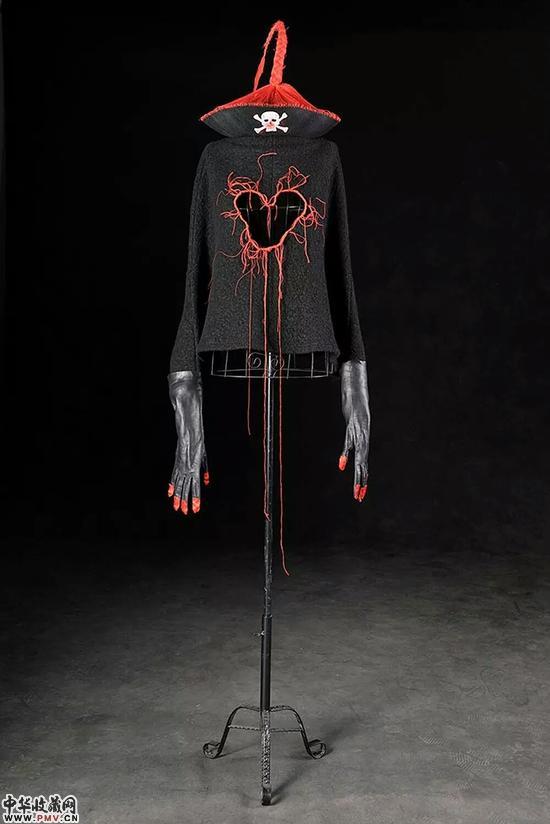 许静宇，孔，2013，织物，170×50×35cm