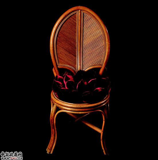 妈座，2011，织物和现成品，100x100x50cm