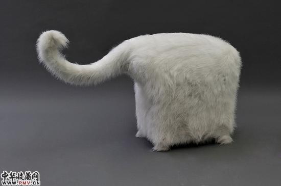 许静宇，Q，2009， 人造人造毛皮和木材，120×70×50cm