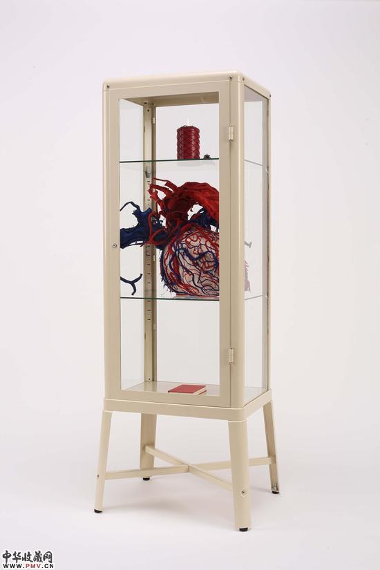 心事，2013，燃烧的蜡烛，织物，日记，柜子，151x58x50cm