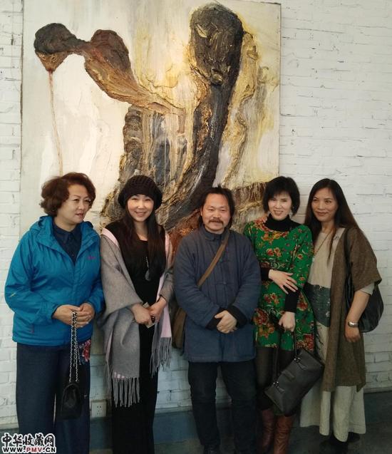 展览现场藝術(shù)家彭淵（中）與嘉賓合影