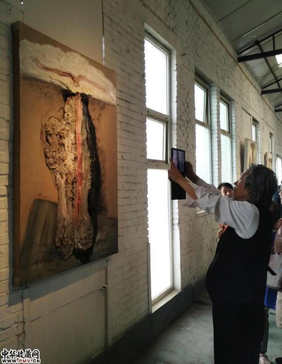 藝術(shù)家徐忠平先生在展览现场