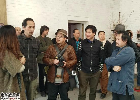 展览现场學(xué)術(shù)主持、彭淵<strong>tennessee%20vols%20jersey%20football%20--%E3%80%90WhatsApp%20%208615855158769%E3%80%91</strong>策展人、艺术艺术家与现场嘉宾交流