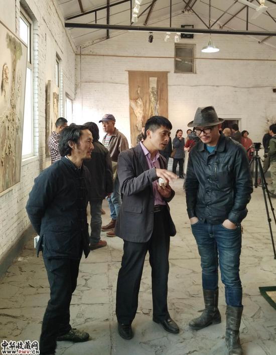 展览现场策展人陳蒙（右一）與嘉賓交流