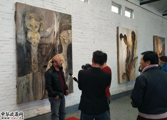 展览现场吳震寰先生（左一）接受媒體采訪