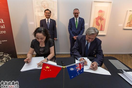　　中国文化中心赵立主任（前排左一）和阿德莱德艺术节中心CEO Douglas Gautie（前排左二）在州长和总领事的见证下签署了长期合作谅解备忘录