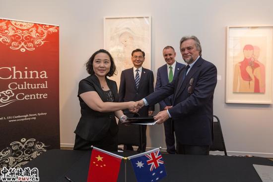 　　中国文化中心赵立主任（前排左一）和阿德莱德艺术节中心CEO Douglas Gautie（前排左二）在州长和总领事的见证下签署了长期合作谅解备忘录 (1)