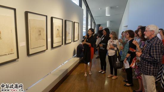 “世间——中国当代艺术展”联合策展人陈琳为现场嘉宾进行导览，介绍参展作品