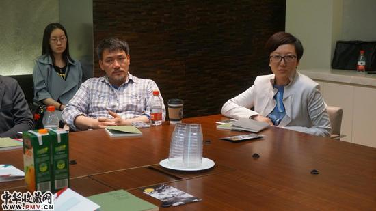 “造化”参展艺术家向阳（左），北京文化发展基金会副主任刘敬