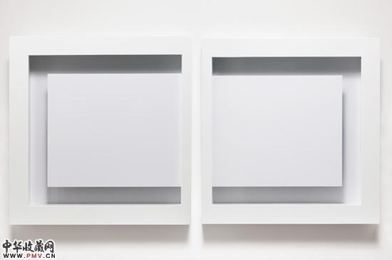 　　迟鹏 (1981)《他们》2015年 木头、彩色相纸、有机玻璃、镜子、错误 左：50×47×11cm 右：50×47×11cm