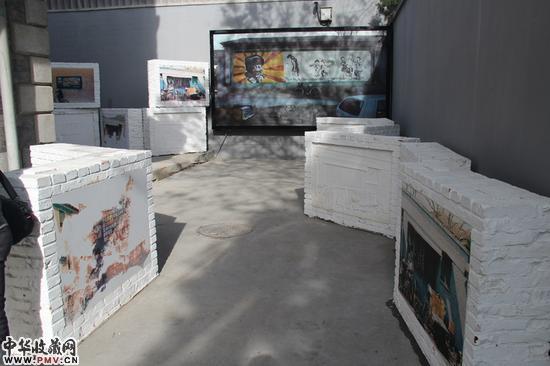 王友身作品《街道·黑板报》