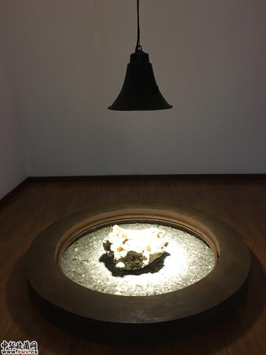 管怀宾作品《白光》