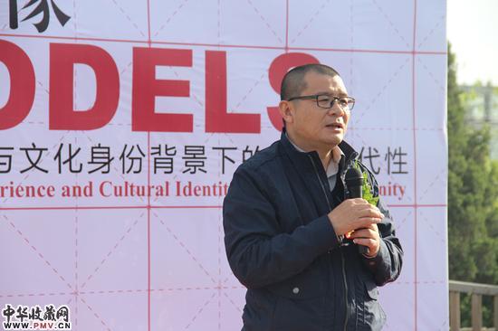 策展人吴鸿在展览开幕式上发言