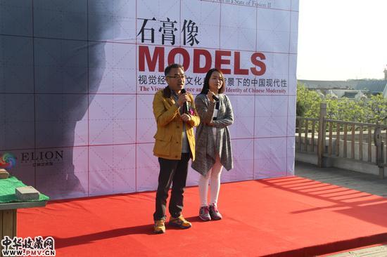 韩国艺术家张伯淳在展览开幕式上发言