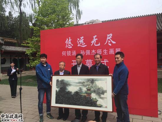 画家孙佩杰向画展主办方捐赠作品