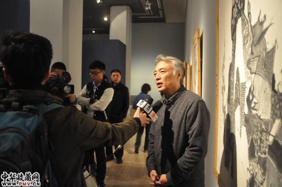 化建国在展厅接受媒体采访