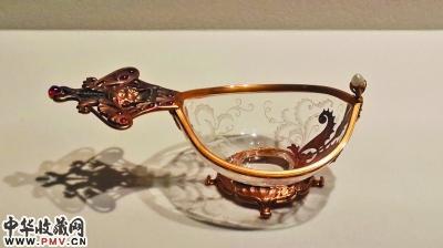 长柄船形酒杯，宫雁由水晶、翅楼黄金、宝石制成。记者李韵摄