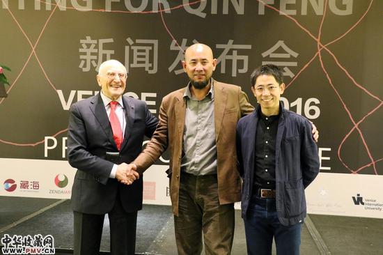 左起策展人Umberto Vattani,威尼艺术家秦风，艺术顾问粟多壮 