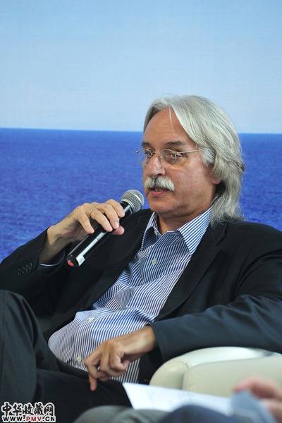 柏林自由大学文化与传媒管理学院的创立者和院长克劳斯?西本哈尔教授